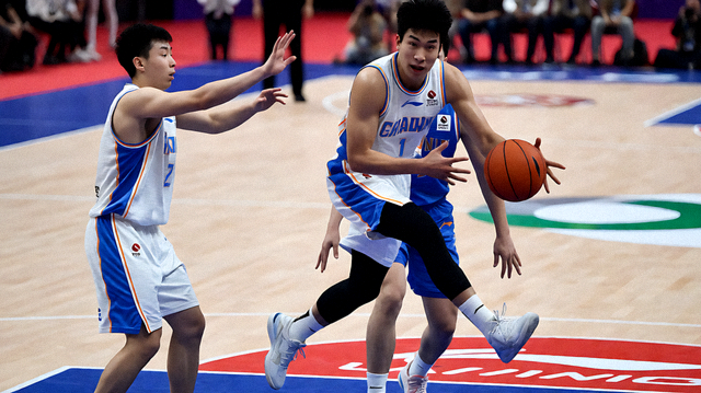 篮球比赛中球员突破上篮与队友配合的画面