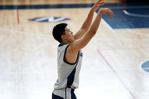 NBA常规赛中球员在三分线外起跳投篮的动作特写
